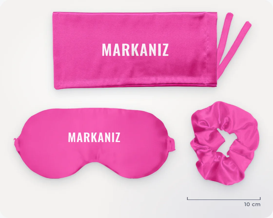 Logo baskılı saten uyku bandı, saten kese ve saten toka: set tasarlayıcı önizlemesi